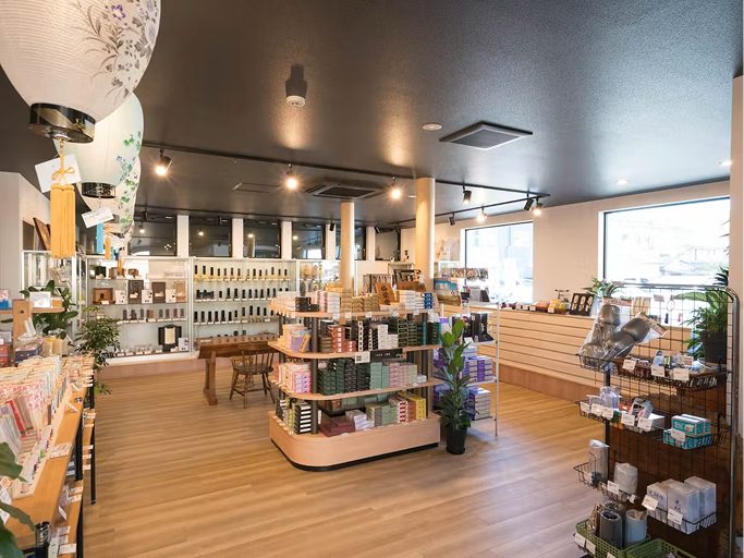 明るくリニューアルされたぶつえいどう様の店内。線香や仏具が手に取りやすく並ぶ