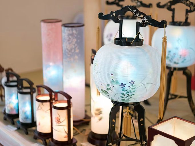 ぶつえいどう様が扱う盆提灯。高採算商品が自然と売れる流れをつくった
